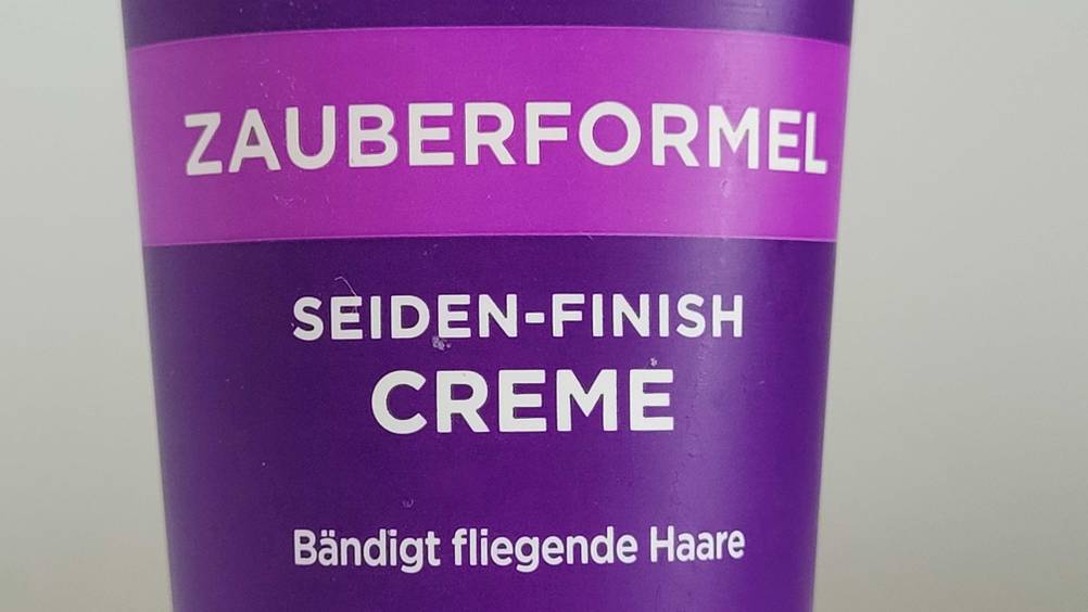 Nahaufnahme der Vorderseite der Tube einer getesteten Haarcreme mit Informationen.