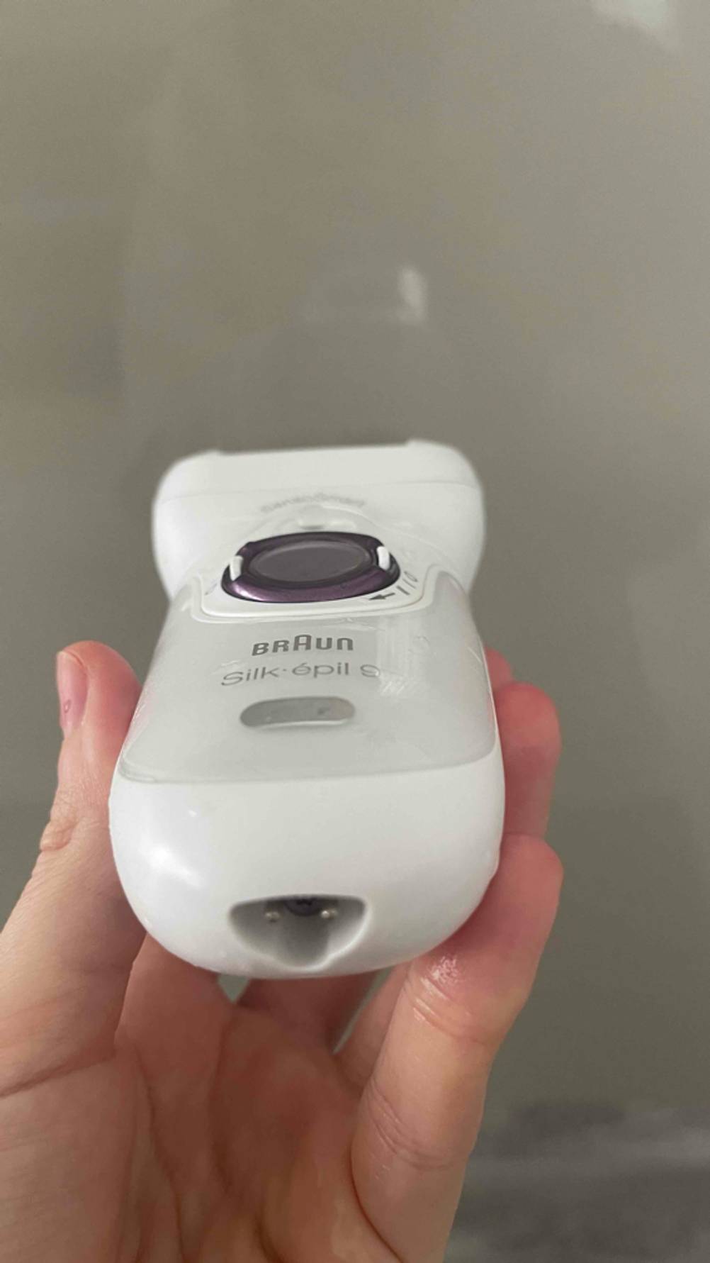 Haarentfernung-Test: Nahaufnahme des Anschlusses am Epilierer.