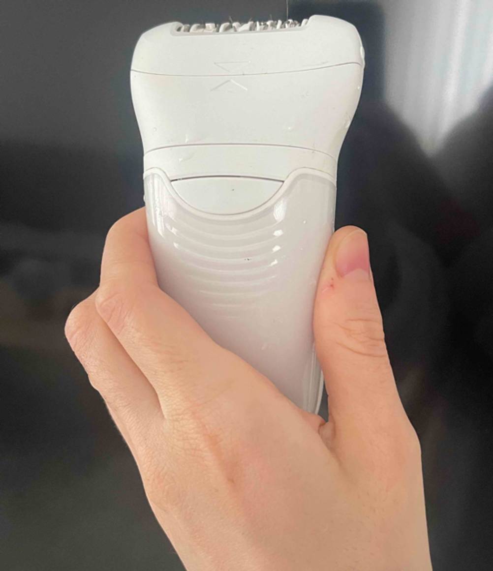 Eine Hand hält den Epilierer für die Haarentfernung im Test.