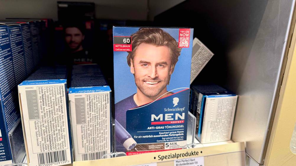 Mehrere Packungen des getesteten Haarfärbemittel für Männer in einem Verkaufsregal.