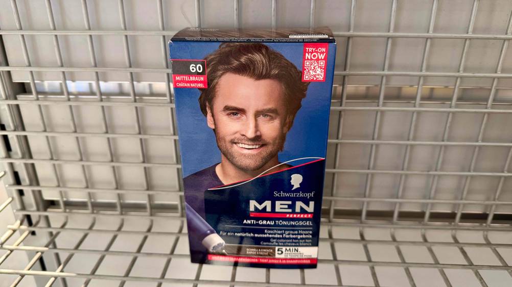 Getestet: Ein Haarfärbemittel für Männer in einem Gitterregal.
