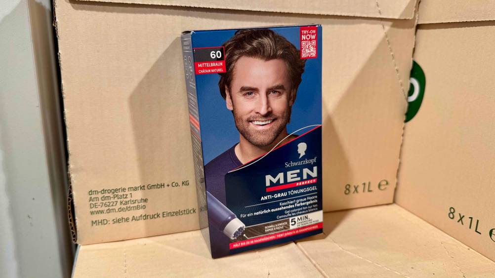 Eine Packung des getesteten Haarfärbemittel für Männer leicht schräg auf Kartonagen.