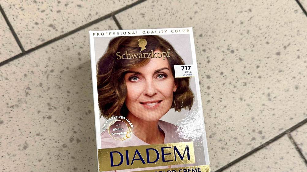 Haarfarbe hellbraun-Test: Nahaufnahme der Verpackung mit Logo.
