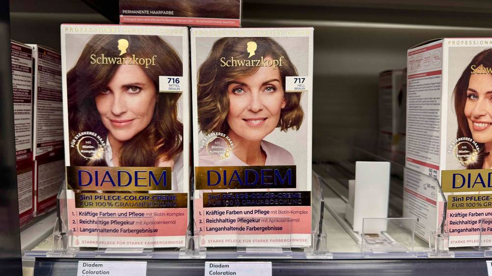 Haarfarbe hellbraun getestet: Packungen in einem Verkaufsregal.