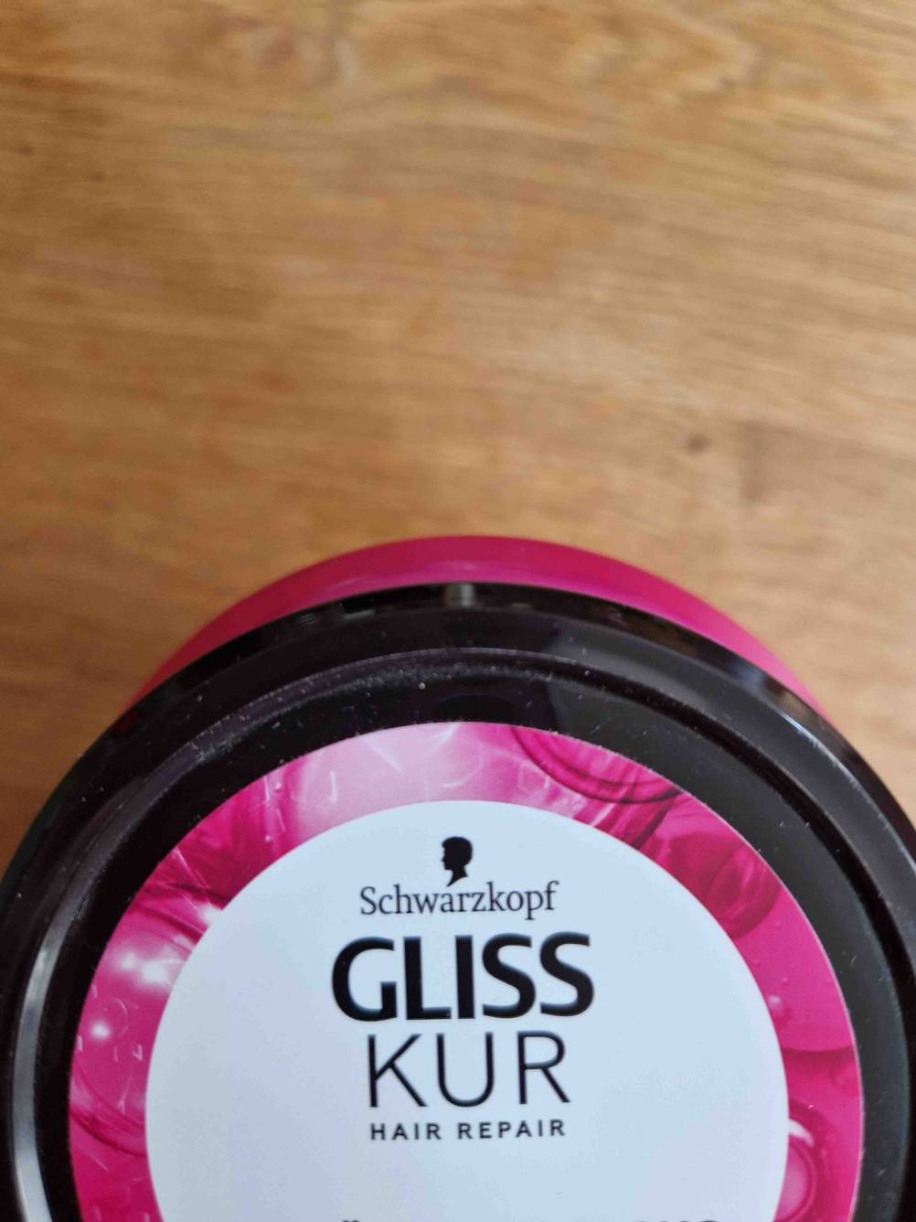 Nahaufnahme des Deckels einer getesteten Haarkur mit Logo.