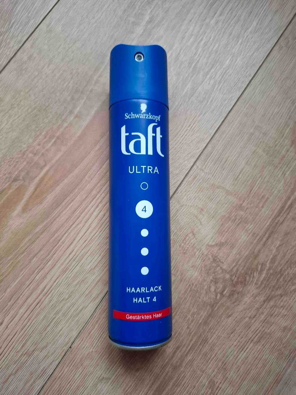 Getestet: Ein Haarlack liegt auf einem Holzboden.