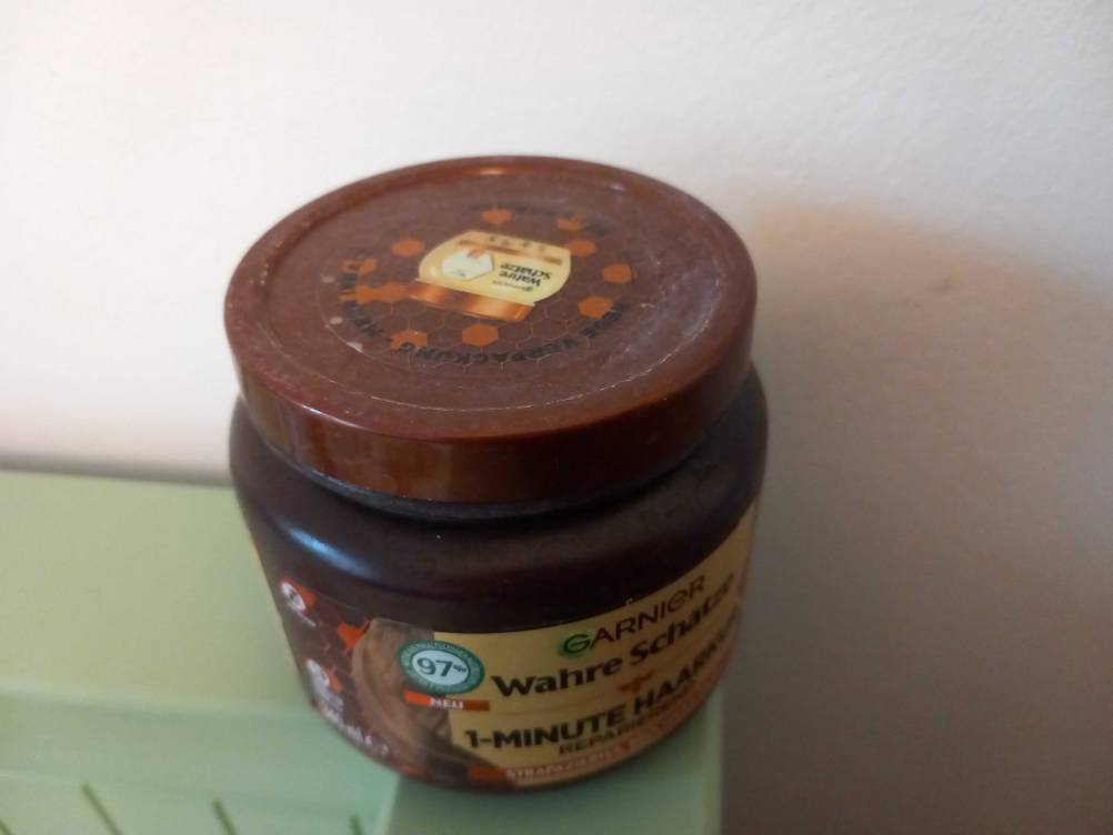 Nahaufnahme des Deckels einer getesteten Haarmaske von Garnier.