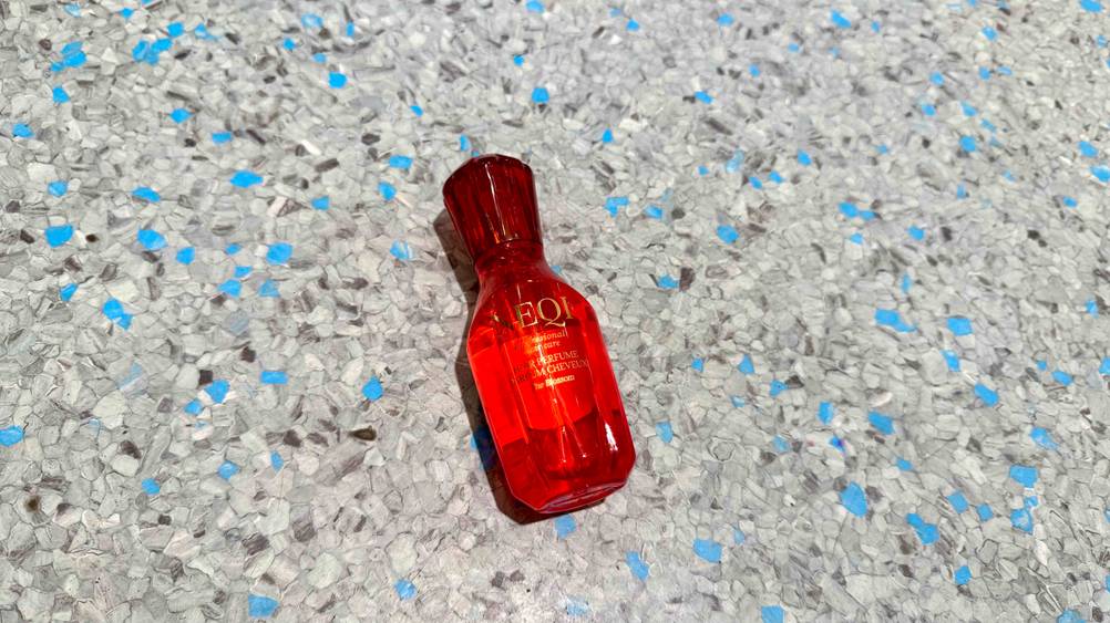 Getestet: Ein Haarparfum liegt auf einem blau-grauen Boden.
