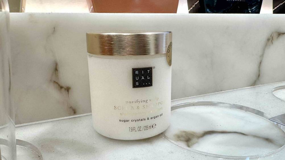 Auf einer Marmorfläche steht das getestete Haarpeeling.