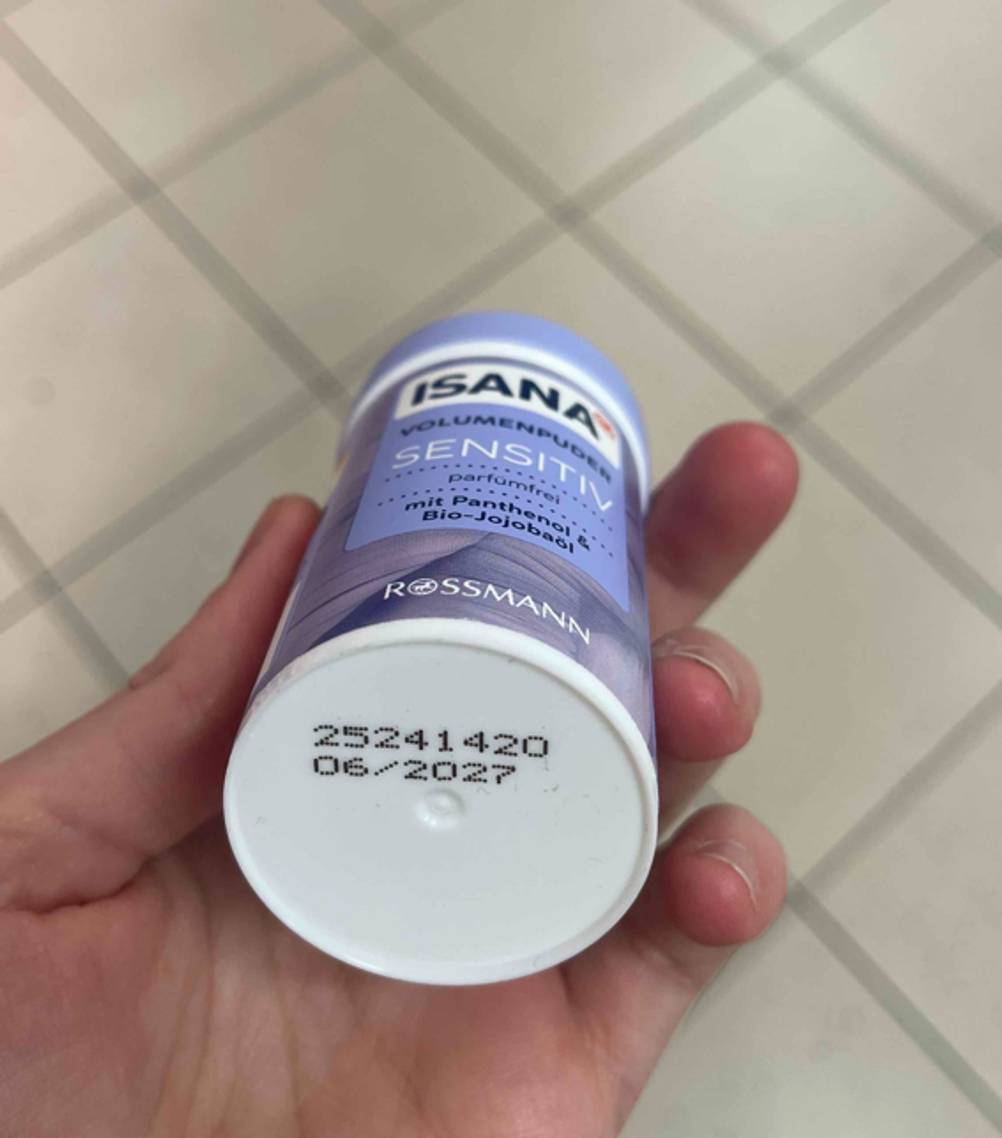 Ansicht des Verfallsdatums auf dem weißen Boden der Dose mit dem getesteten Haarpuder.