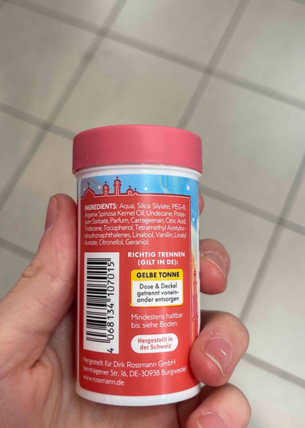 Im Test: Das Haarpuder in einer roten Dose mit Schraubverschluss wird von einer Hand gehalten.