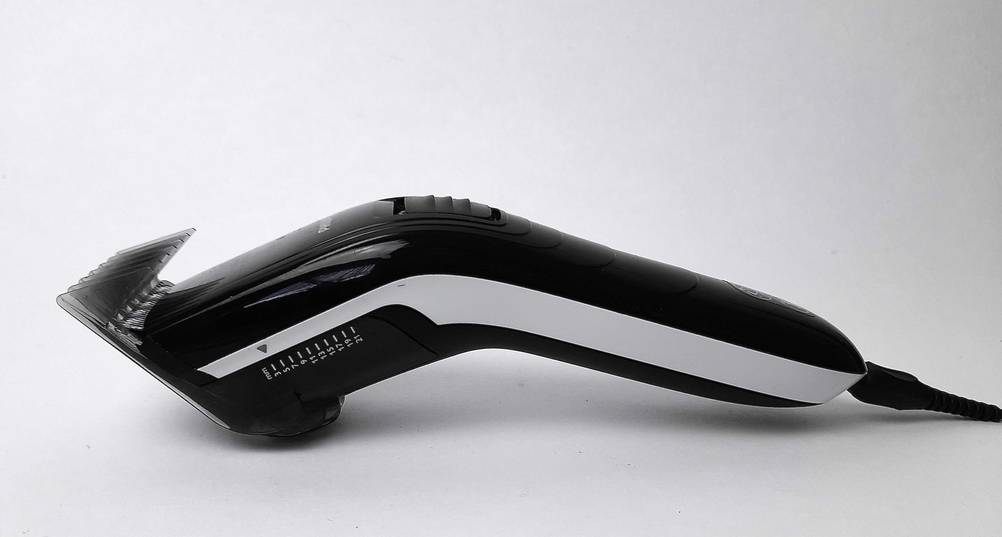 Seitenansicht der getesteten Haarschneidemaschine mit Kabel auf einer hellen Fläche.