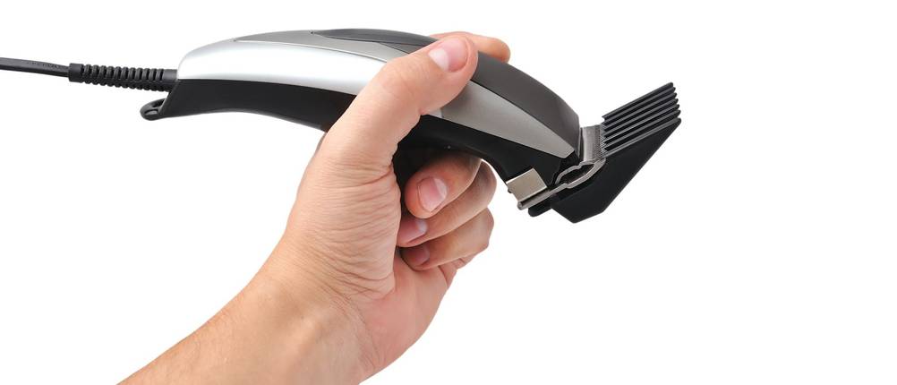 Haarschneidemaschine-mit-Kabel-Test: Eine Haarschneidemaschine wird mit einem Aufsatz in der Hand gehalten.