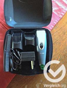 Eine offene Tragetasche mit Haarschneideset im Test.