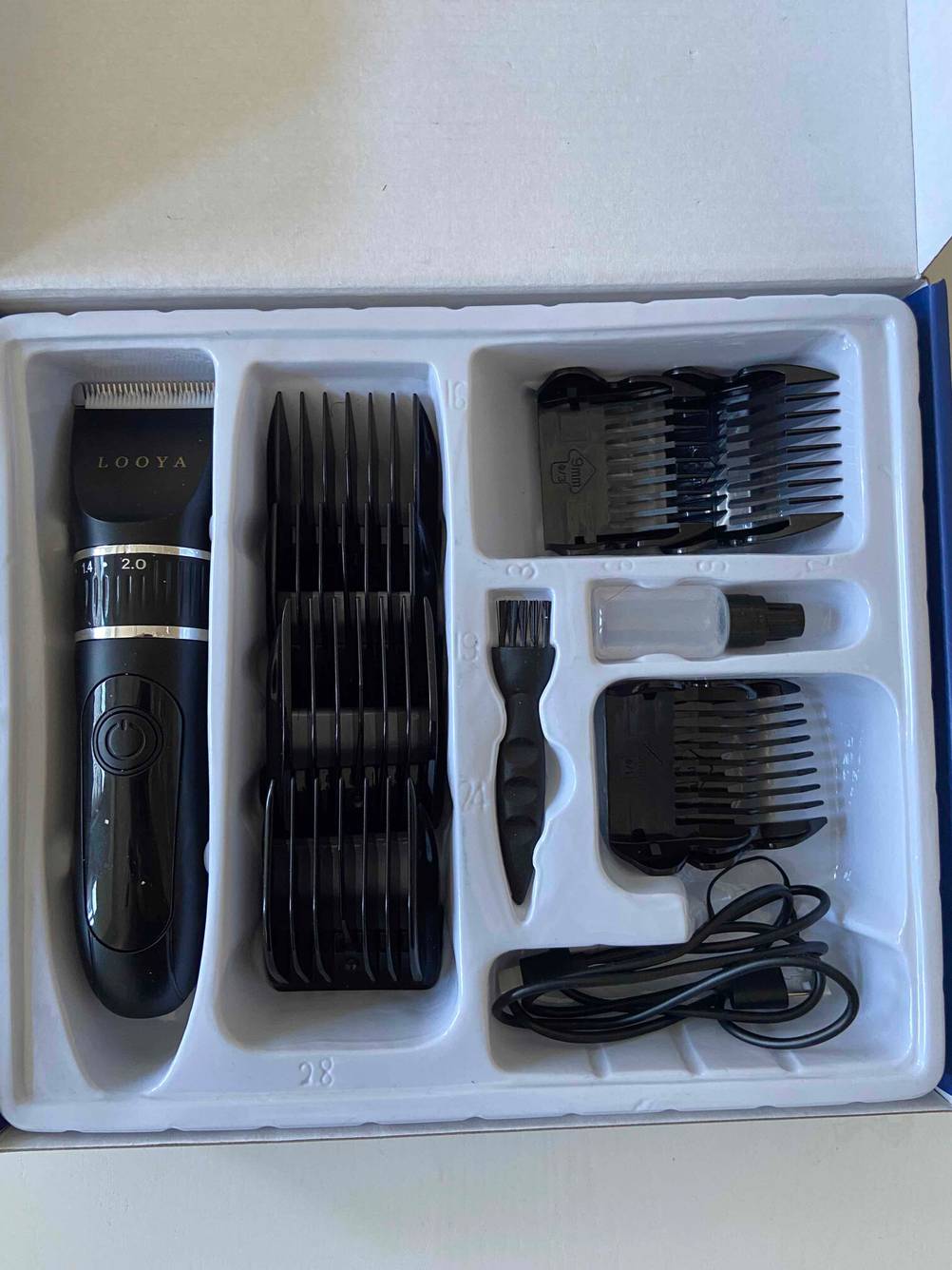 Draufsicht auf eine Packung mit einem getesteten Haarschneideset.