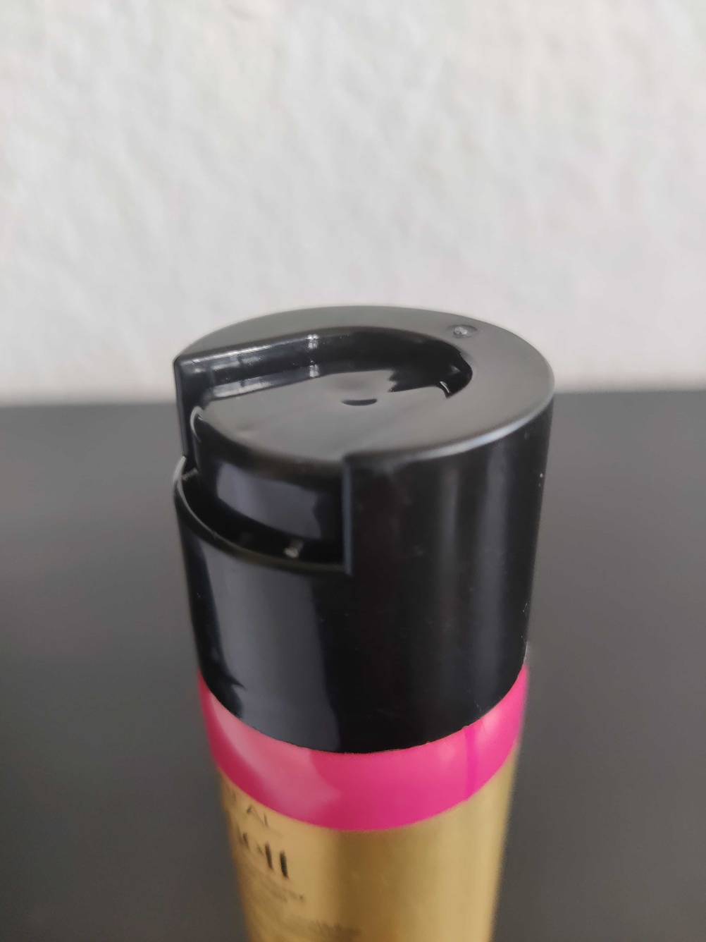 Nahaufnahme des Sprühkopfes eines getesteten Haarsprays.