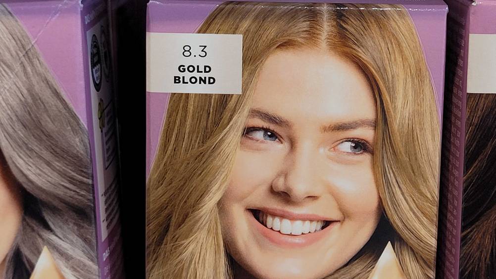 Haartönung blond im Test: Nahaufnahme der Grafik auf der Vorderseite der Verpackung.