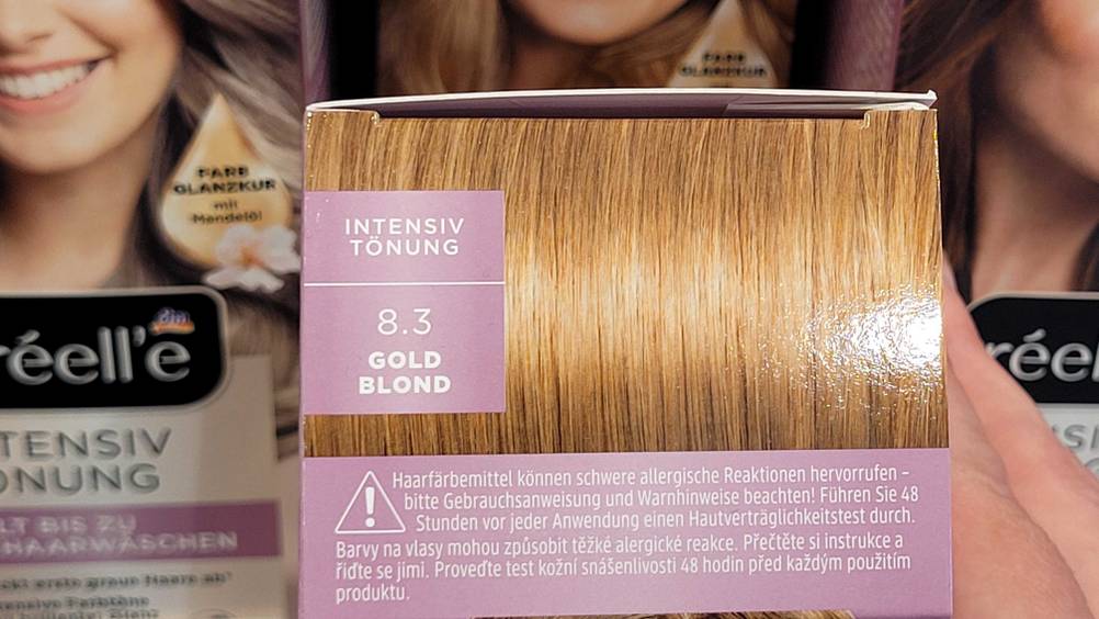 Haartönung blond getestet: Nahaufnahme des Farbcodes auf der Verpackung.
