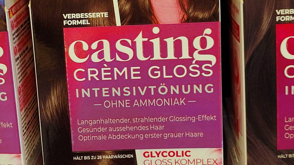 Haartönung (braun) im Test: Nahaufnahme der Artikelbezeichnung auf der Verpackung.