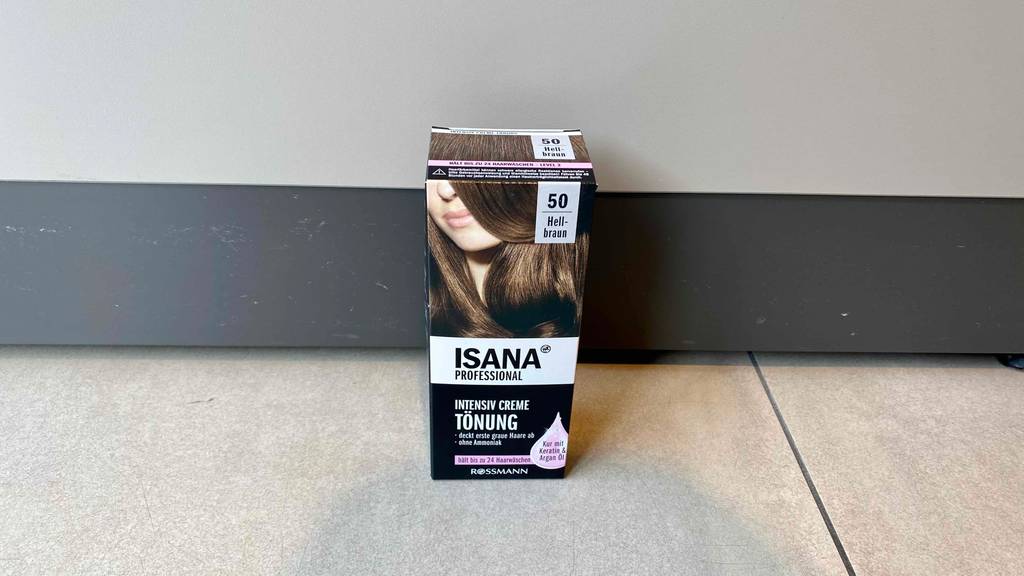An der Wand steht eine Packung getestete Haartönung.