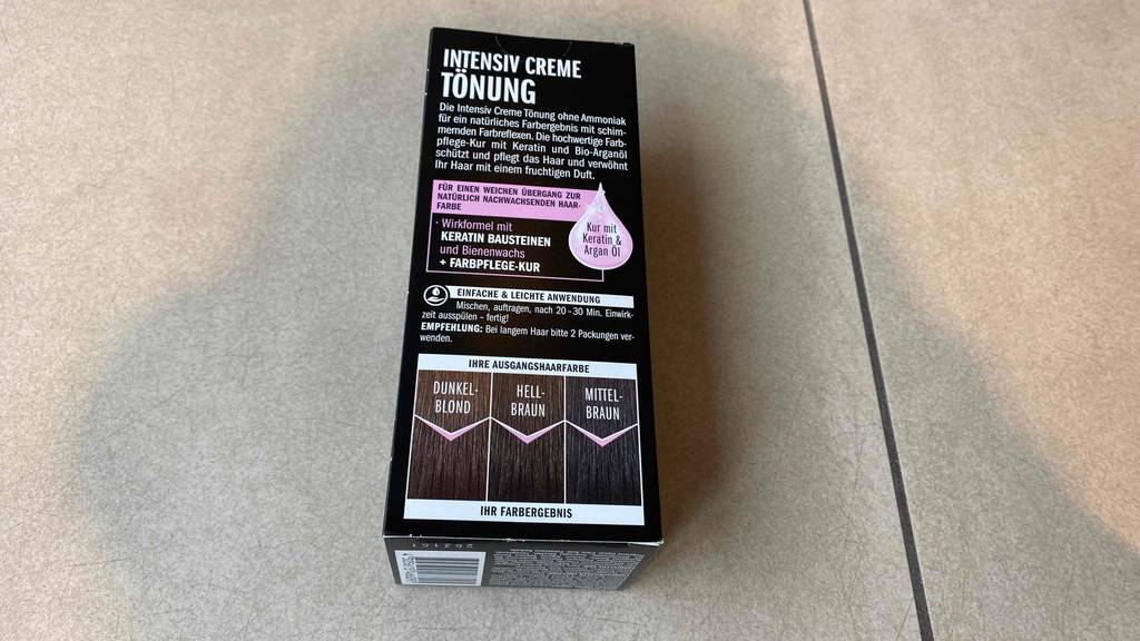 Rückseite von einer Packung getestete Haartönung mit Anwendungshinweisen. 