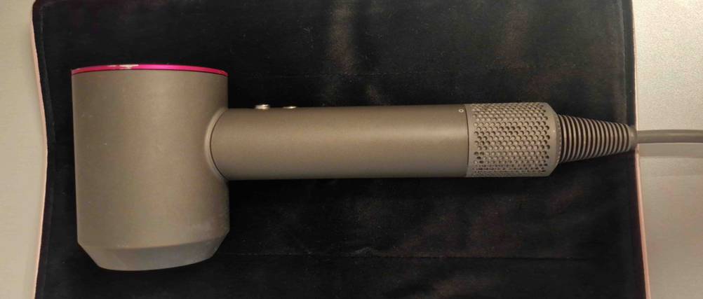 Ein Dyson Haartrockner im Test liegt auf dem Boden.