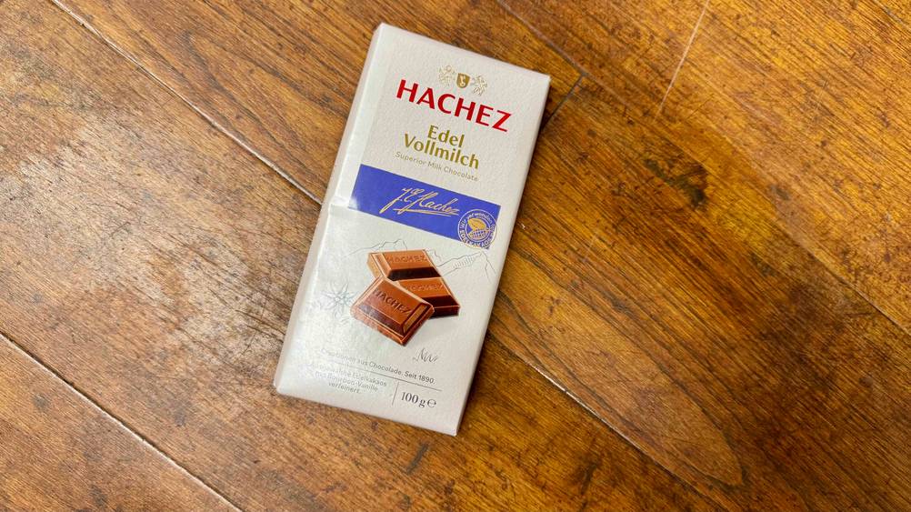 Eine Tafel der getesteten Hachez-Schokolade liegt auf einer Holzfläche.