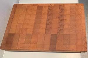 Hackblock im Test: Dickes Hackblock aus Holz befindet sich auf einer weißen Oberfläche. 