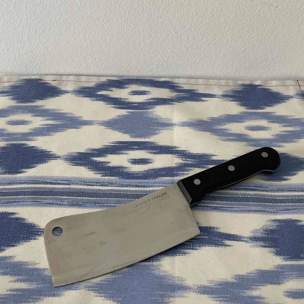 Das getestete Hackmesser hat einen schwarzen Griff.