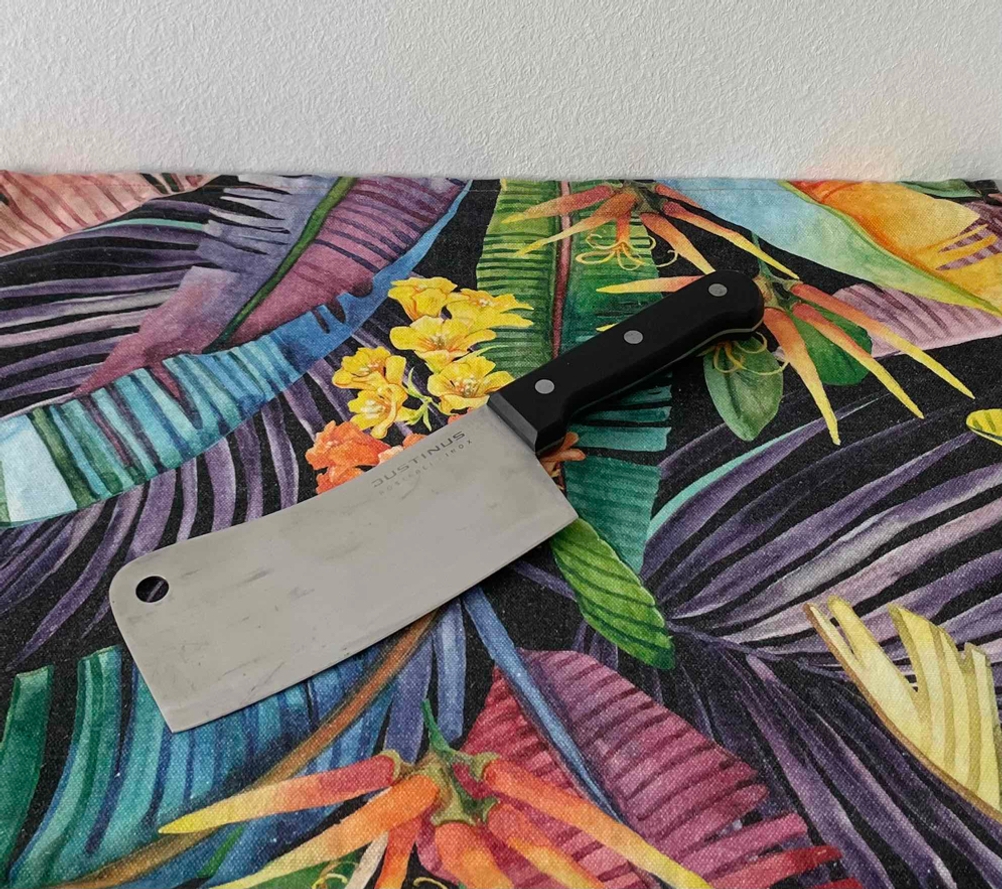 Das getestete Hackmesser liegt auf einer gemusterten Unterlage.