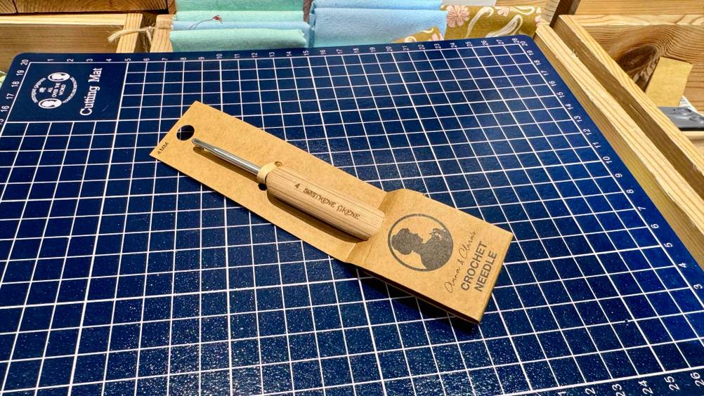 Häkelnadeln im Test: Eine verpackte Nadel auf einer Schneidematte.