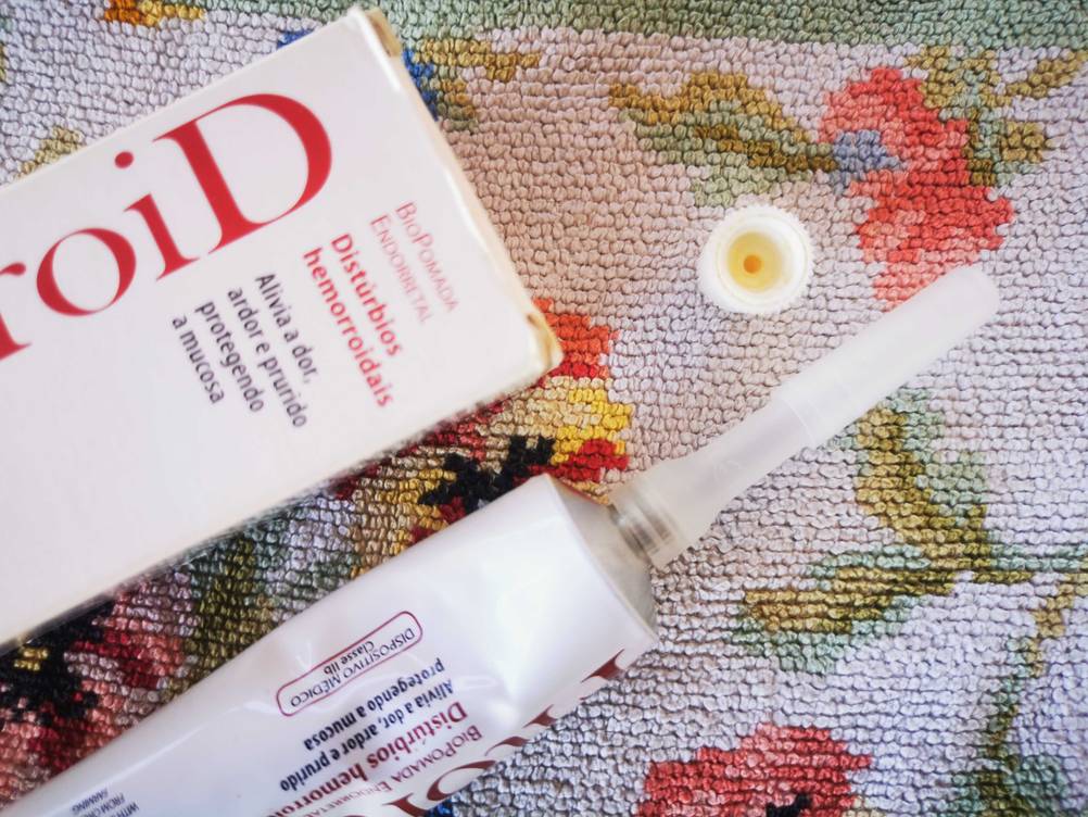Die getestete Hämorrhoidensalbe mit Applikator neben der Originalverpackung.