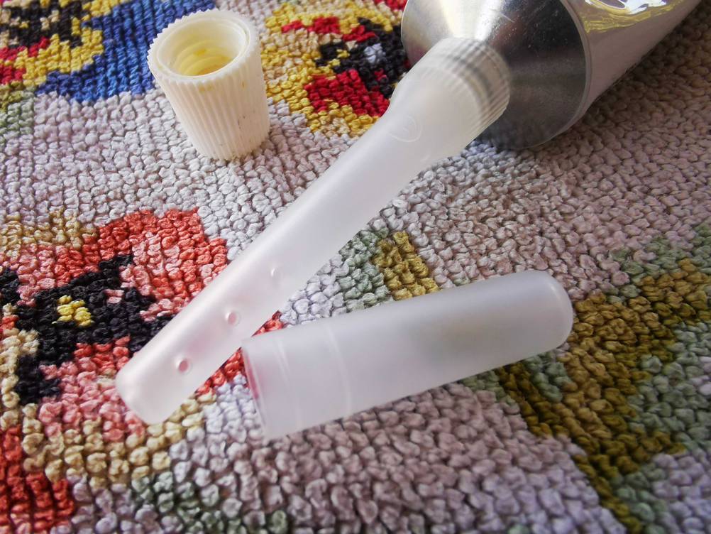 Hämorrhoidensalbe getestet: Nahaufnahme des Applikators mit Löchern.