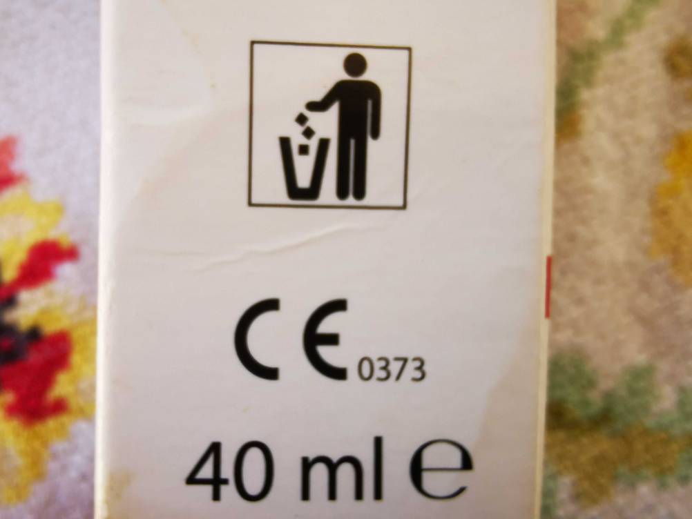 Hämorrhoidensalbe-Test: Nahaufnahme der Informationen auf der Verpackung.