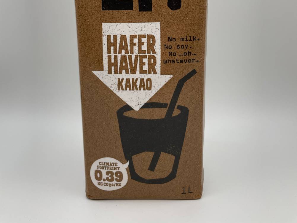 Haferdrink im Test: Nahaufnahme der Vorderseite der Verpackung mit Informationen.