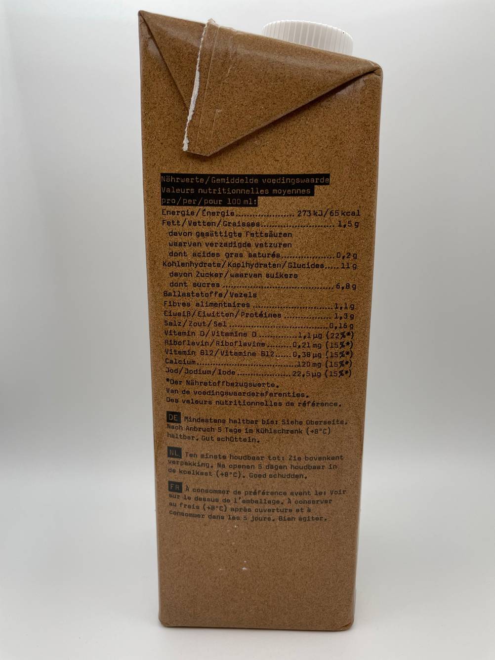 Im Test: Seitenansicht einer Packung Haferdrink auf einer hellen Fläche.
