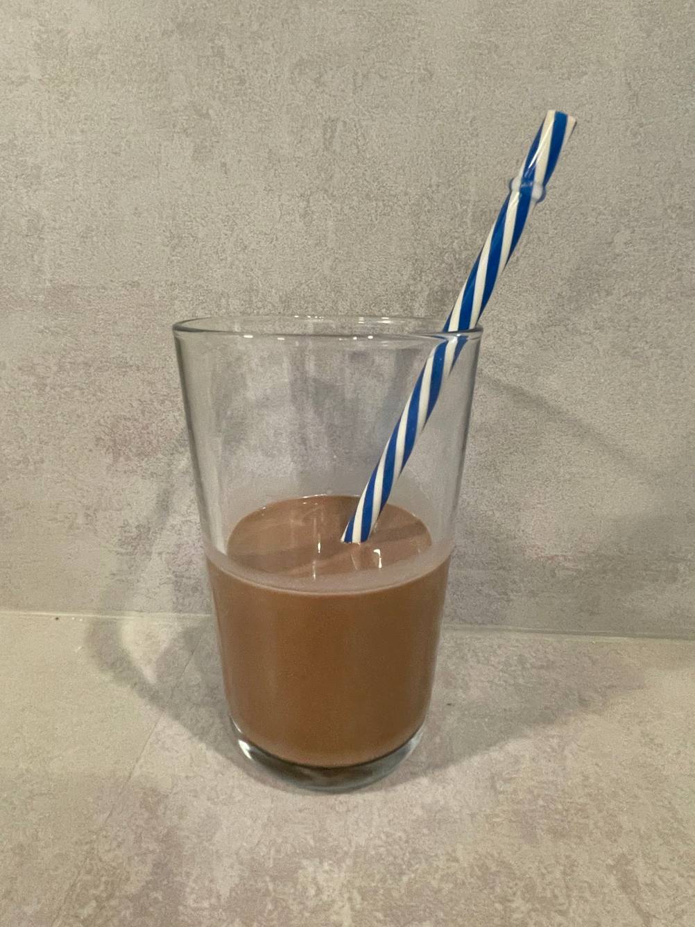 Ein brauner Haferdrink mit Strohhalm