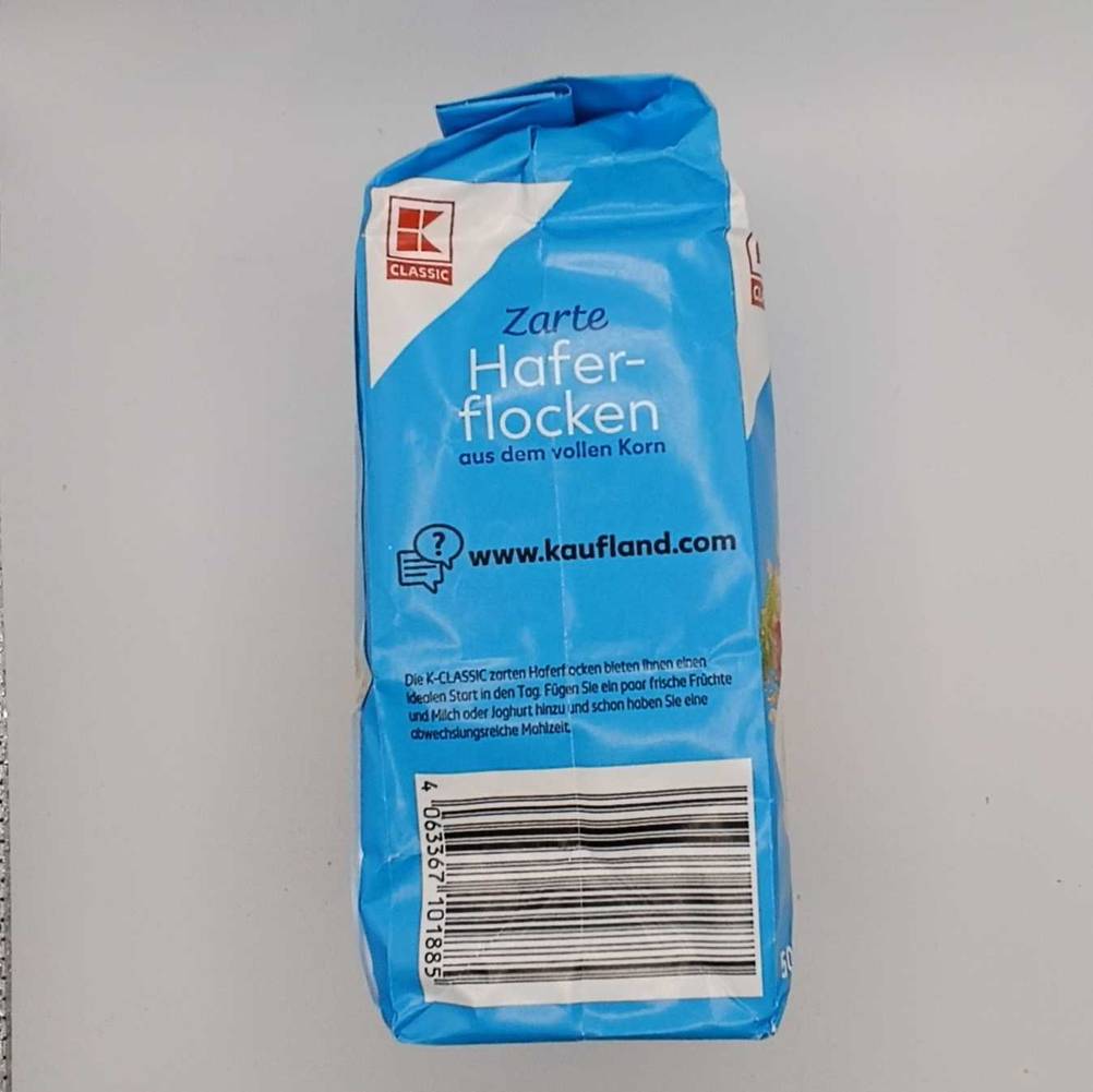 Seitenansicht einer Packung der getesteten Haferflocken mit Strichcode.