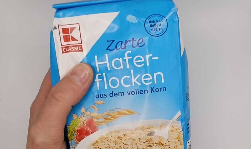 Haferflocken getestet: Nahaufnahme der Vorderseite der Packung mit Logo und Artikelbezeichnung.