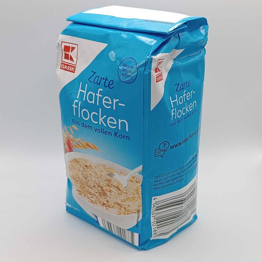 Eine Packung der getesteten Haferflocken von schräg seitlich auf einer hellen Fläche.