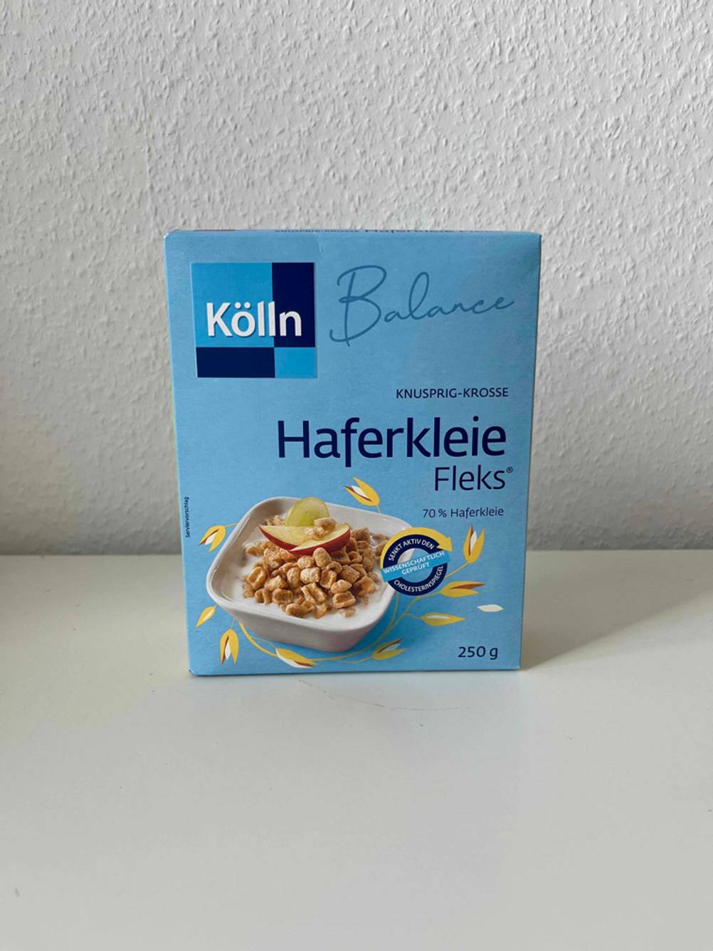 Getestet: Eine Packung Haferkleie von vorne vor einer hellen Wand.