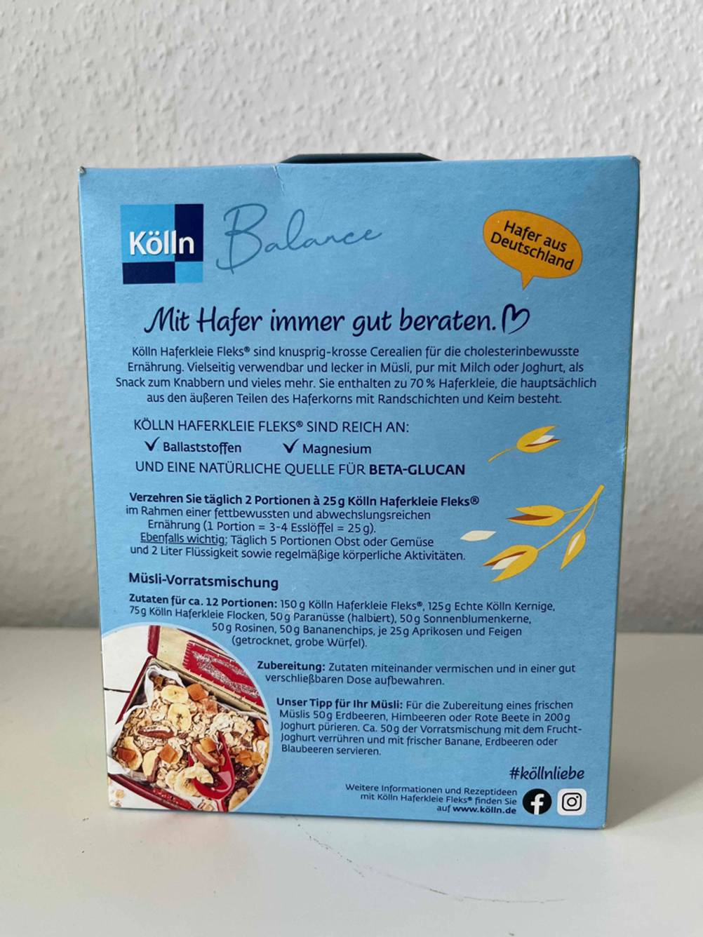 Rückseite einer Verpackung Haferkleie im Test vor einer hellen Wand.