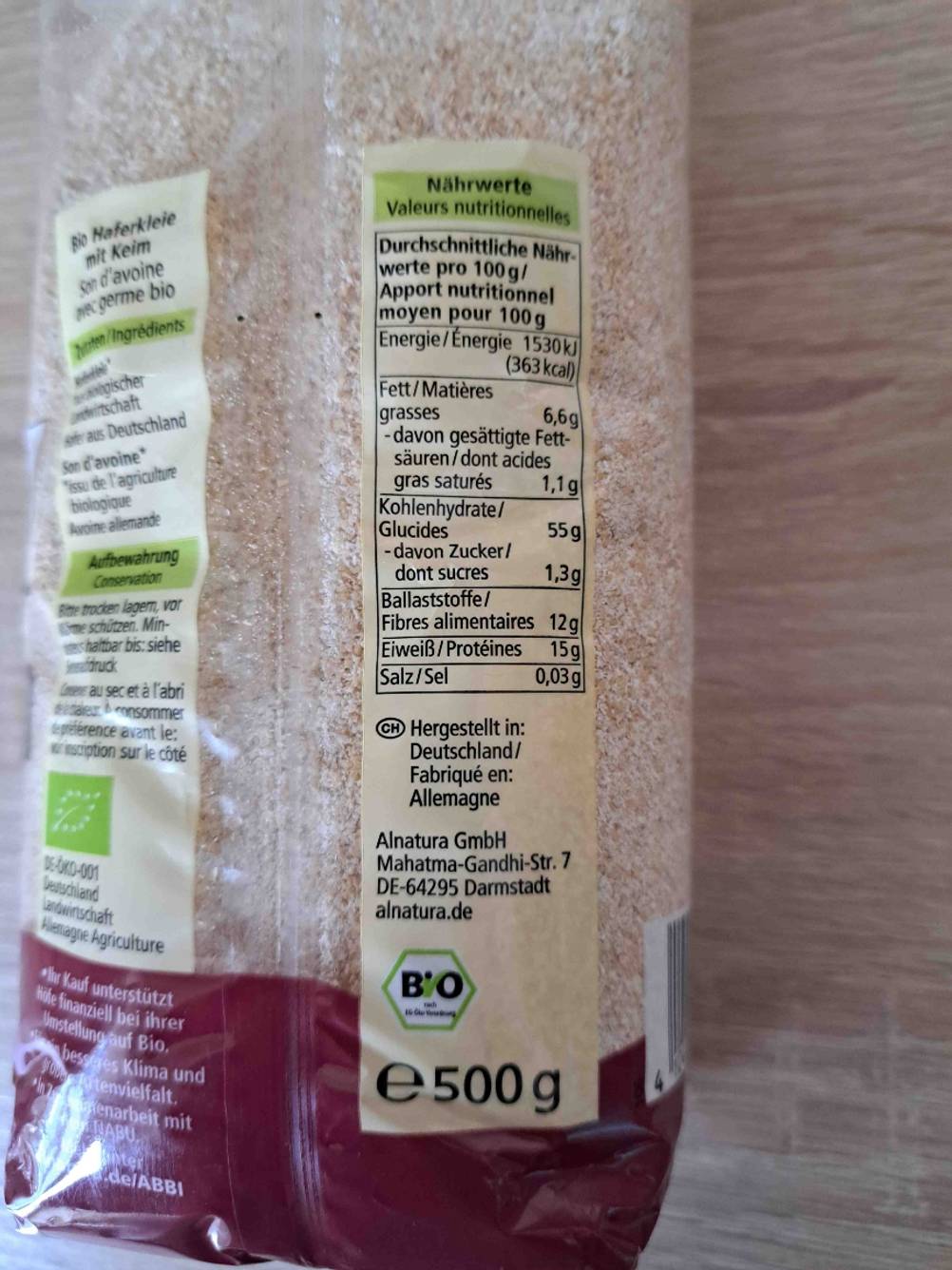 Nahaufnahme der Nährwerttabelle auf der Rückseite der Verpackung der getesteten Haferkleie.