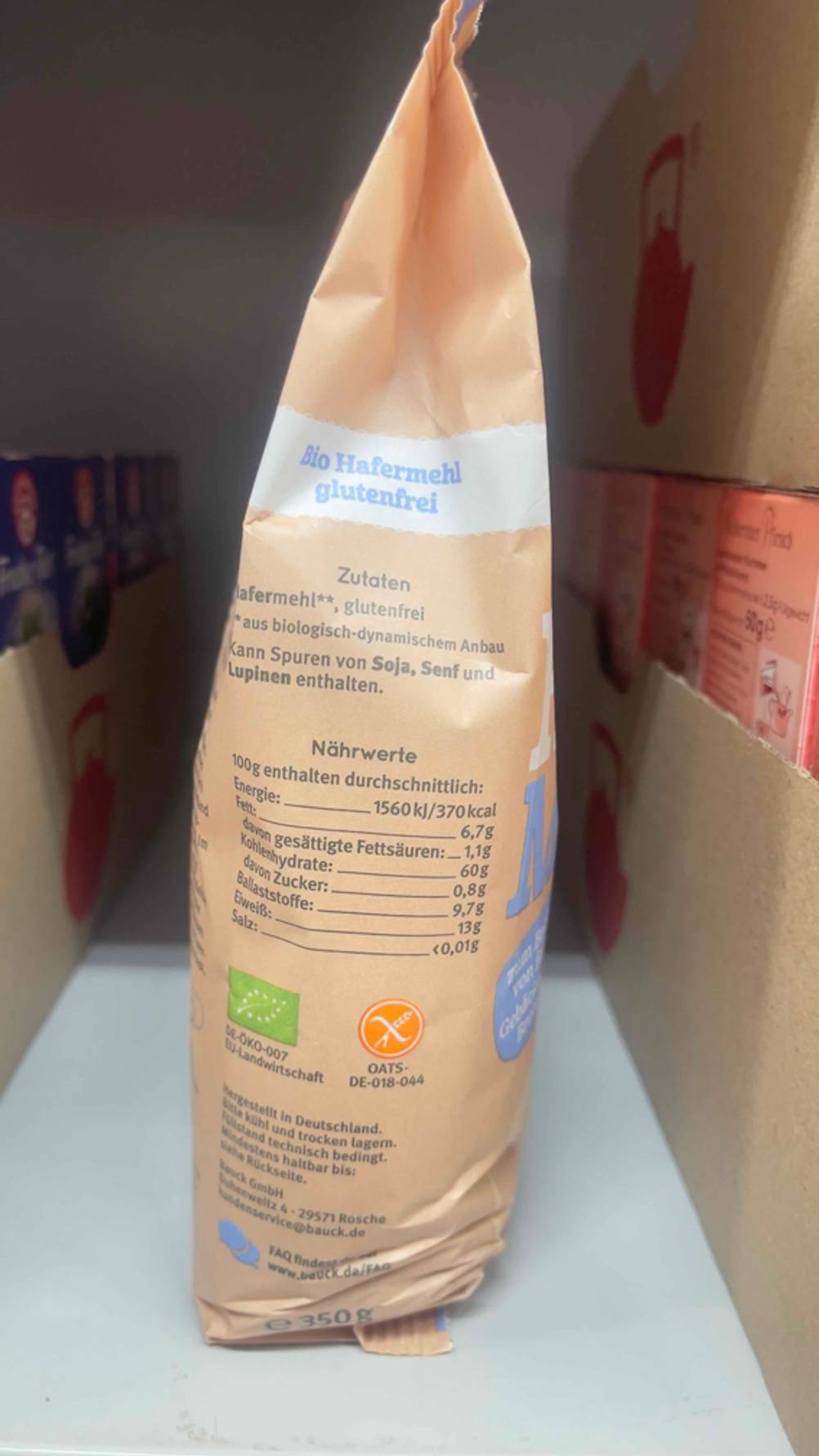 Nahaufnahme der Zutaten und Nährwertangaben auf der Seite der Verpackung mit dem Hafermehl im Test.