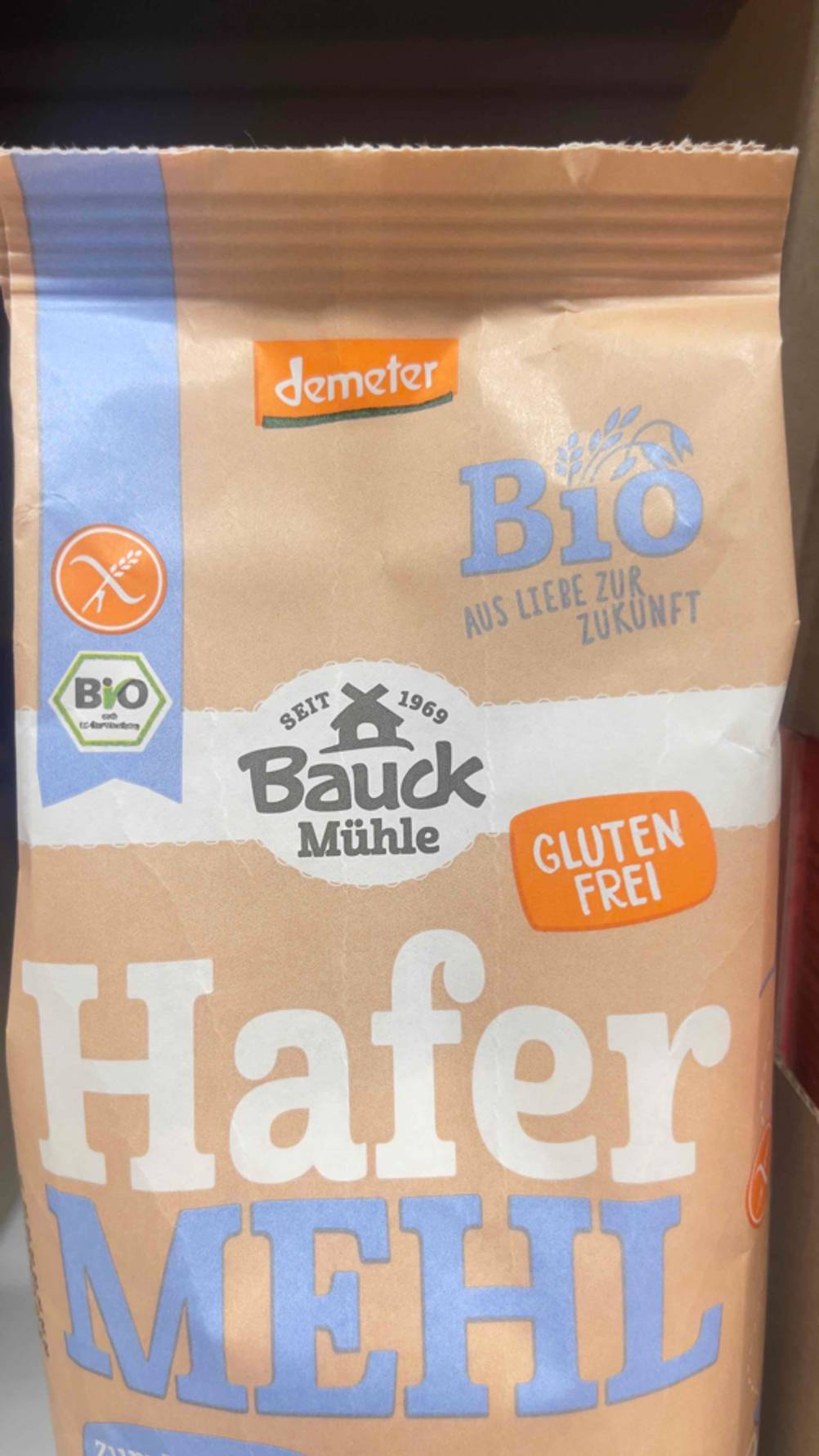 Nahaufnahme der Verpackung mit dem glutenfreien Demeter-Hafermehl im Test.