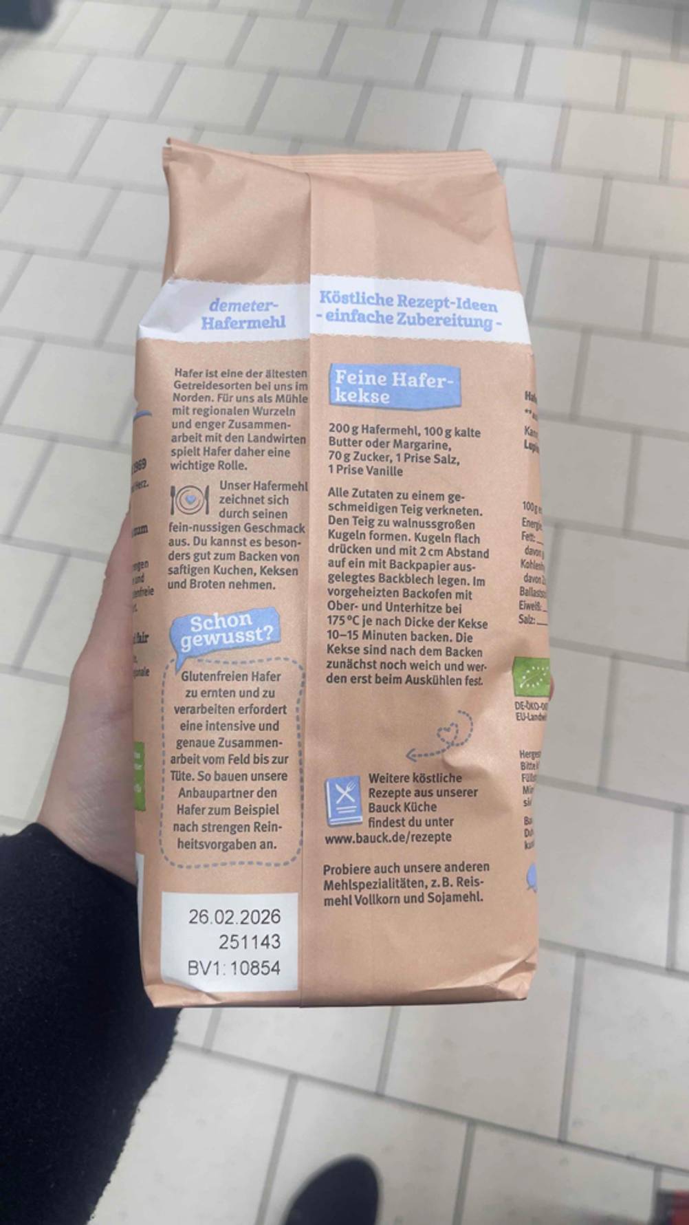 Ansicht der auf der Rückseite der Verpackung gedruckten Produktbeschreibung sowie des Rezeptes für das getestete Hafermehl.