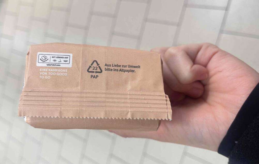 Eine Hand zeigt den Boden der Verpackung des getesteten Hafermehls.