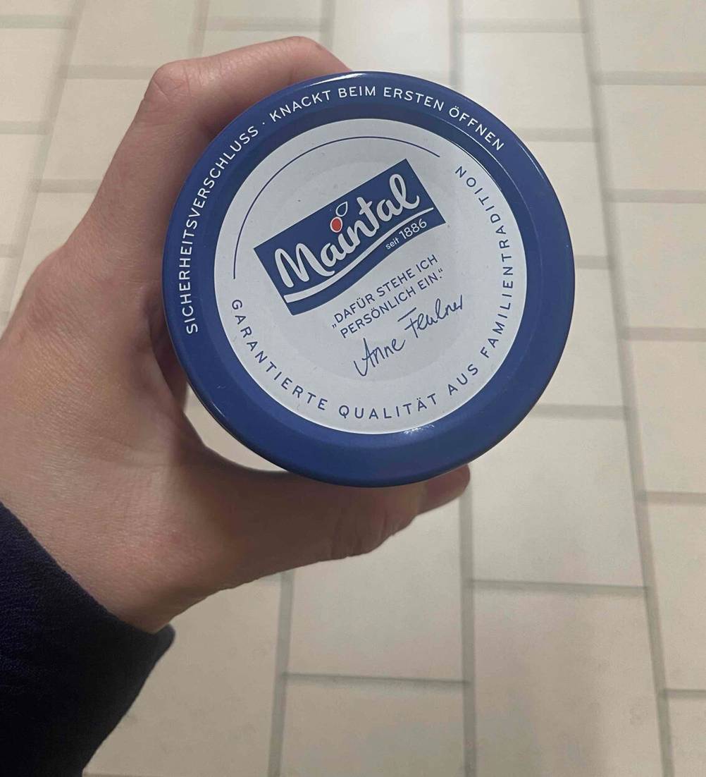 Hagebuttenmarmelade getestet: Auf dem Deckel stehen Informationen zum öffnen und zum zum Inhalt.