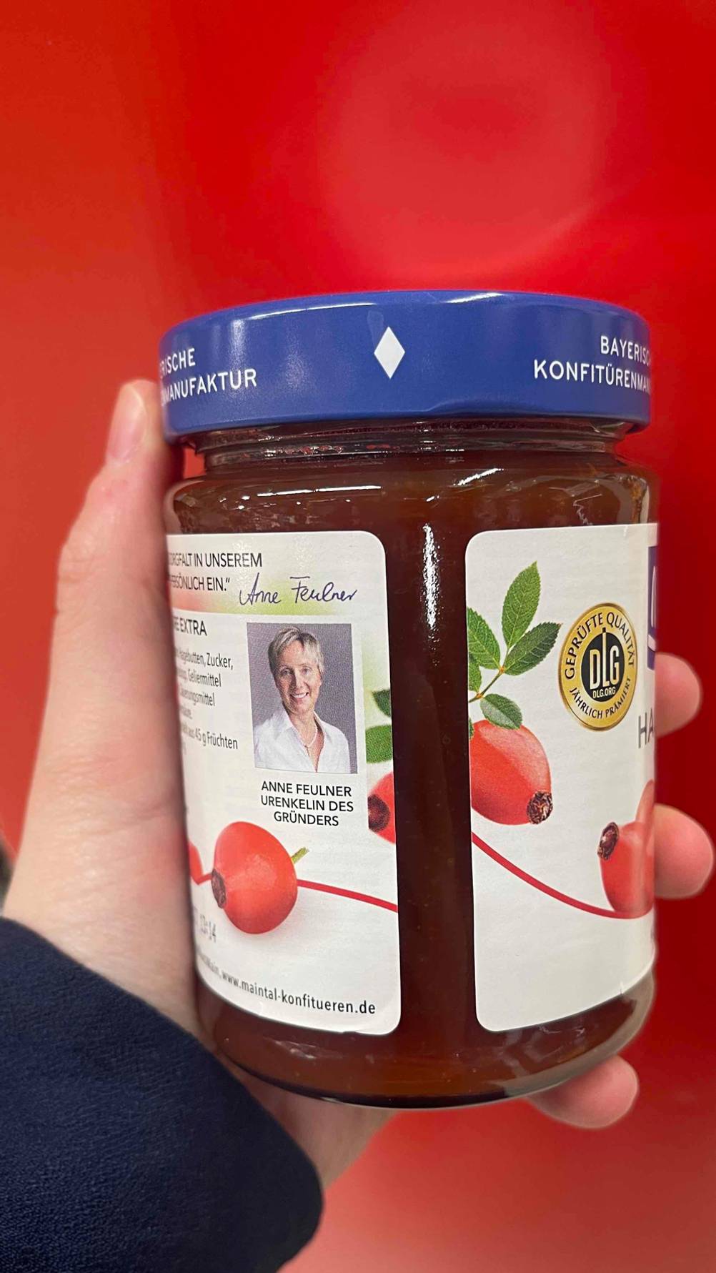 Hagebuttenmarmelade im Test: Auf der Banderole ist ein Foto der Unternehmerin.