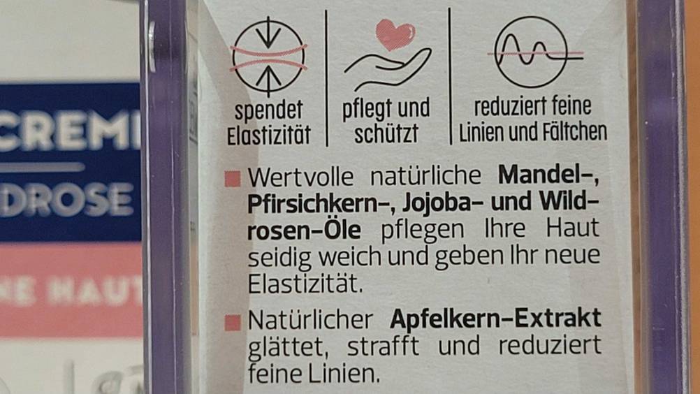 Nahaufnahme der Rückseite der Verpackung des getesteten Hagebuttenöls mit Informationen.